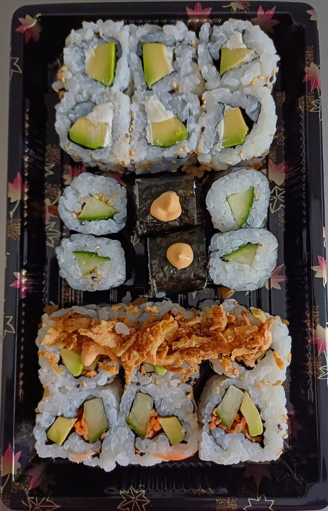 18 california maki saumon, thon mayo et surimi