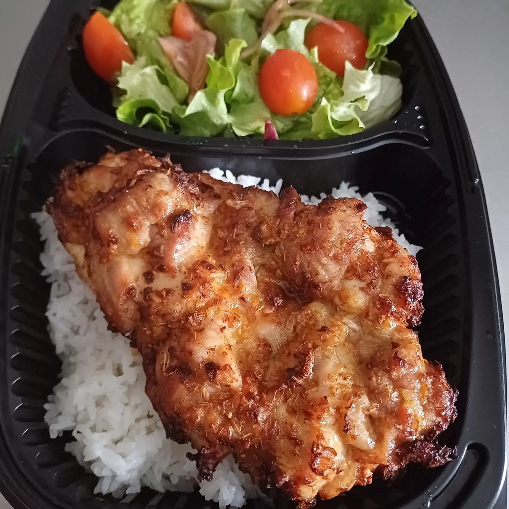 Riz nature + Poulet grillée au sate + légumes sautée 