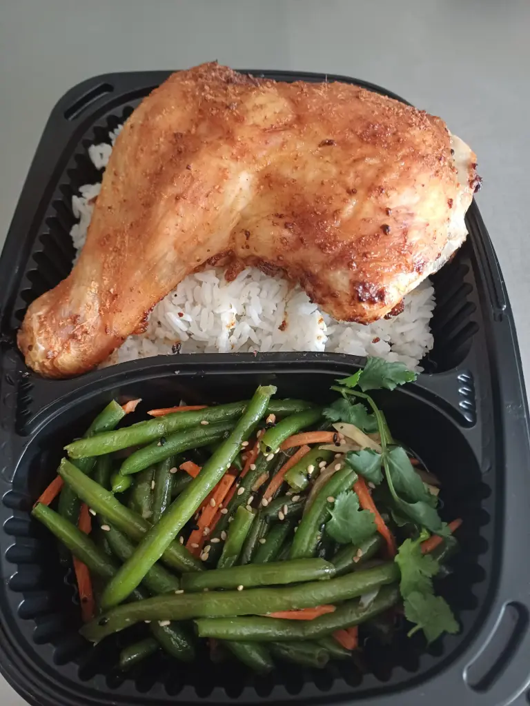 Riz nature + Poulet grillée au sate + légumes sautée 