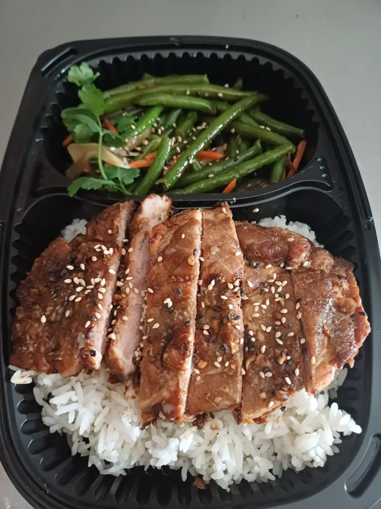 Riz nature + Échines de porc grillé au miel + choux sauté