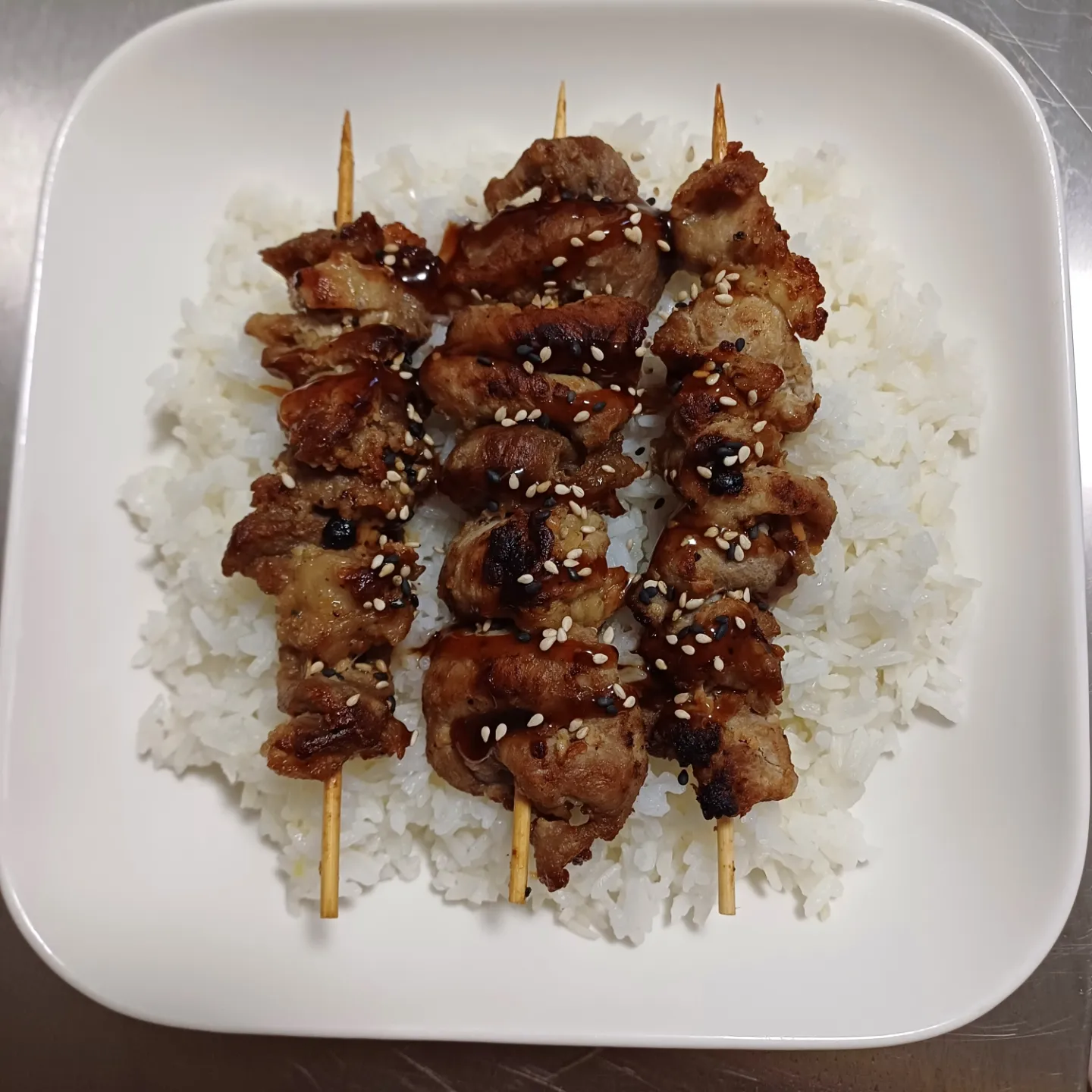 Riz nature + 3 brochettes