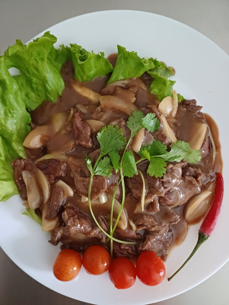 Bœuf sautée aux oignons