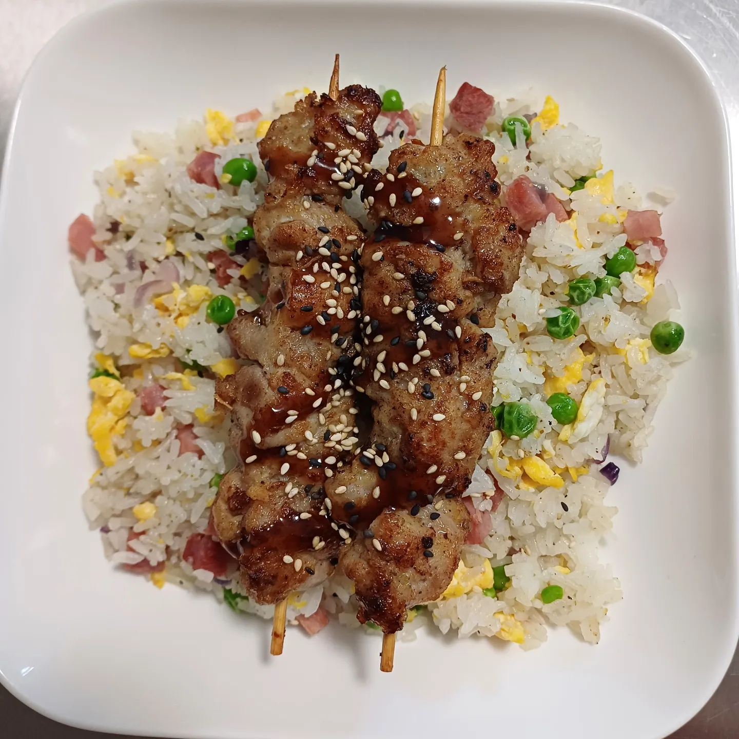 Riz cantonnais + 2 brochettes