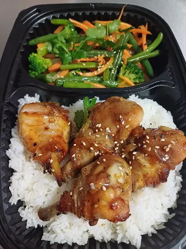 Plateau riz nature, pilons de poulet au caramel et légumes 